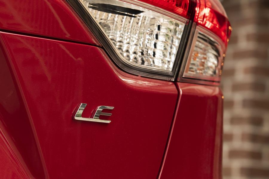 Детали экстерьера Toyota Corolla LE Sedan 2019 года  (NA) (фото 2 из 24)